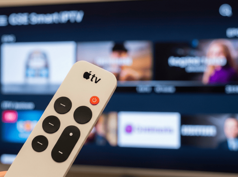 En bild som visar en Apple TV-fjärrkontroll framför en TV-skärm där GSE Smart IPTV-appen körs, vilket illustrerar konceptet med IPTV på Apple TV.